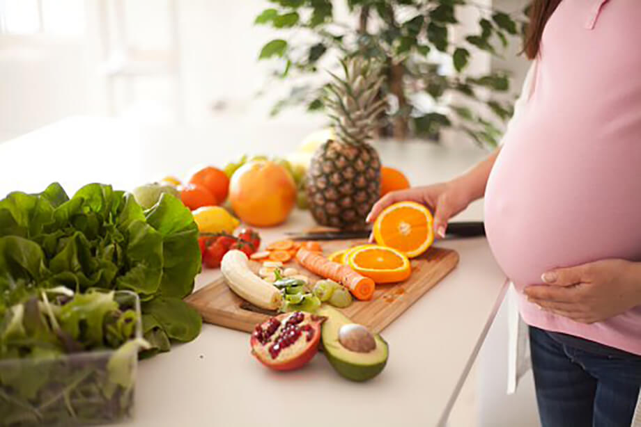 Bổ sung dinh dưỡng đầy đủ giúp cho sự phát triển của thai nhi được khỏe mạnh