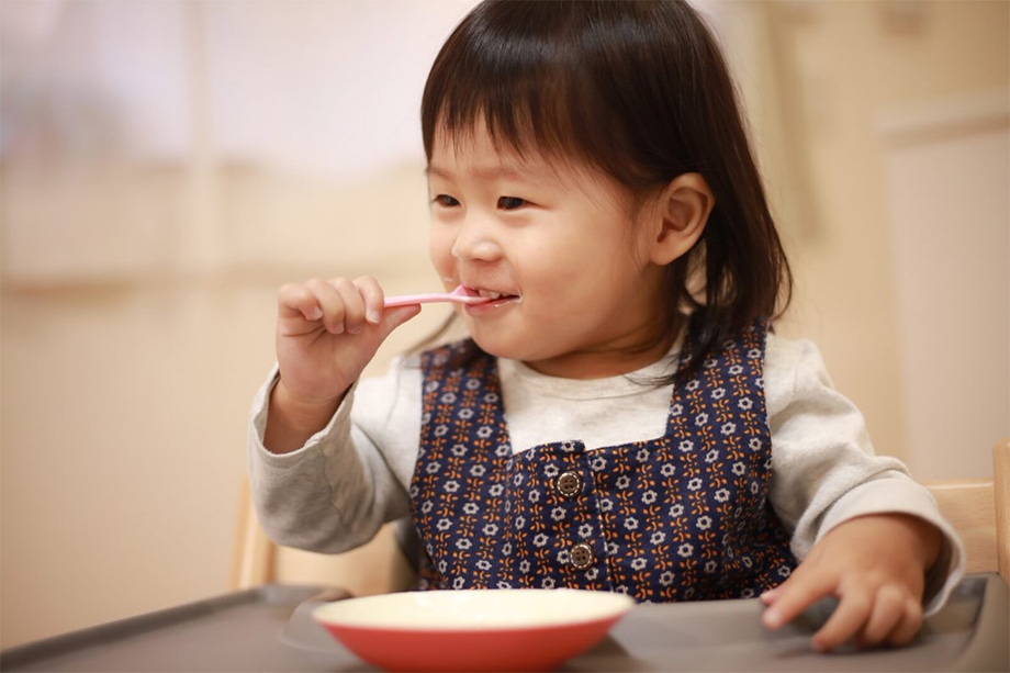 Ăn dặm kiểu BLW giúp bé dễ làm quen với thức ăn mới, phát triển khả năng cầm nắm và nhai