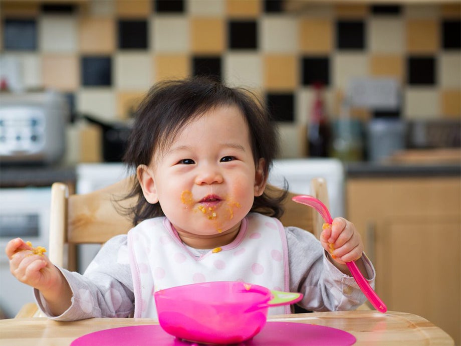 Mẹ sẽ tốn công dọn bãi chiến trường sau khi con tập ăn dặm xong