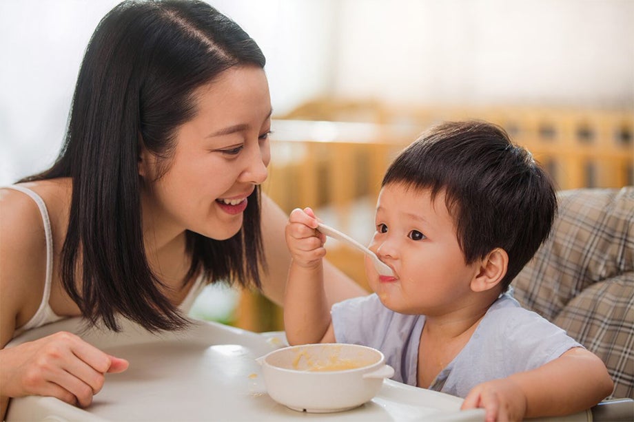 Kết hợp đa dạng phương pháp ăn dặm sẽ giúp cân đối dinh dưỡng và làm quen thức ăn mới
