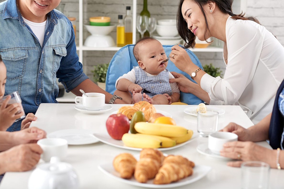 Cho bé ăn dặm cùng các thành viên trong gia đình