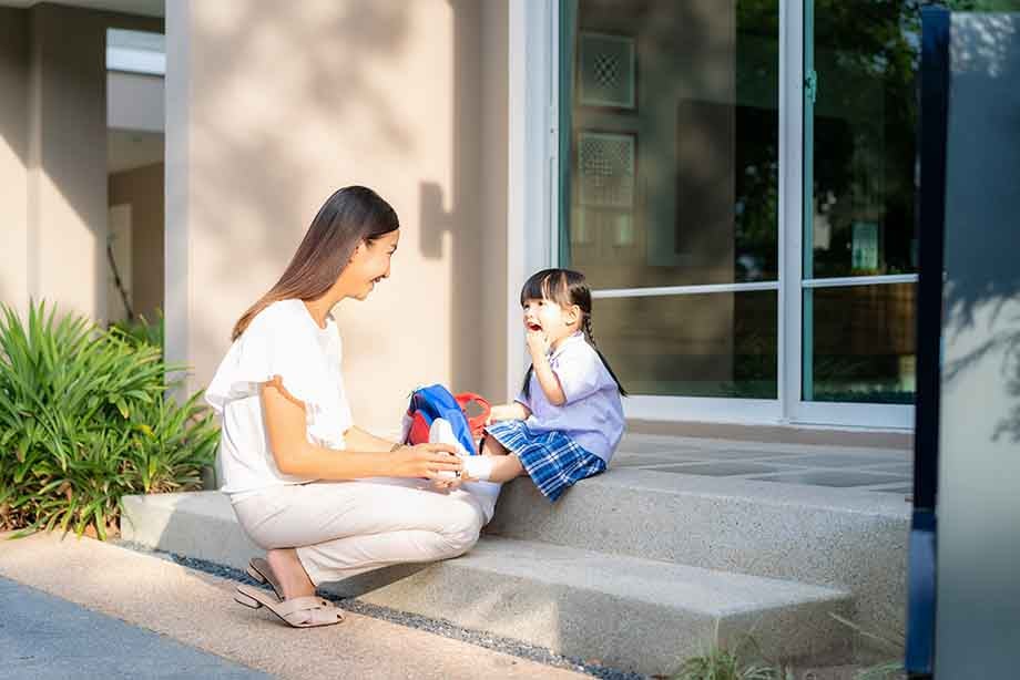 Hướng dẫn cách lẫy mở cửa khóa cũng là cách dạy kỹ năng sống cho trẻ mầm non