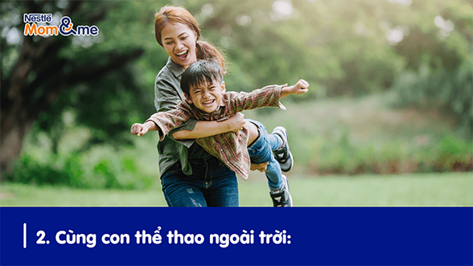 Thông qua hoạt động phát triển thể chất, trẻ sẽ hoàn thiện kĩ năng vận động tinh