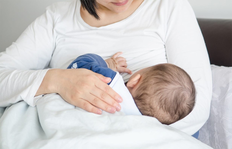 Sữa mẹ là nguồn dinh dưỡng tốt nhất và an toàn nhất với trẻ sơ sinh