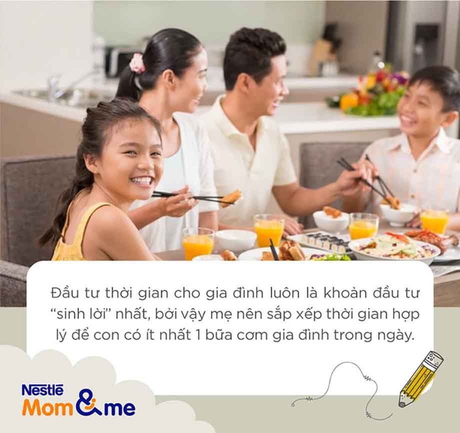 Mẹ nên sắp xếp thời gian hợp lý để con có ít nhất 1 bữa ăn gia đình trong ngày