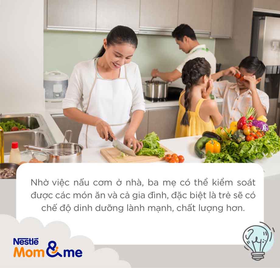 Nấu cơm ở nhà, bố mẹ có thể kiểm soát dinh dưỡng cho bữa ăn, giúp con có chế độ dinh dưỡng lành mạnh