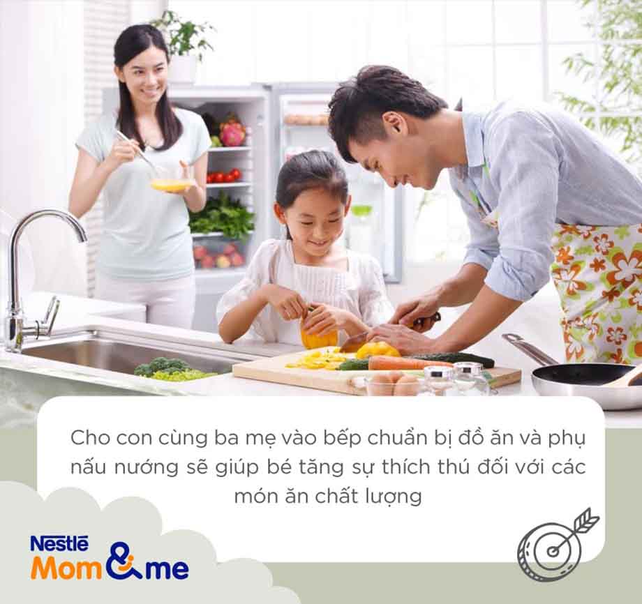 Cho con vào bếp sẽ giúp trẻ tăng sự hứng thú với bữa ăn