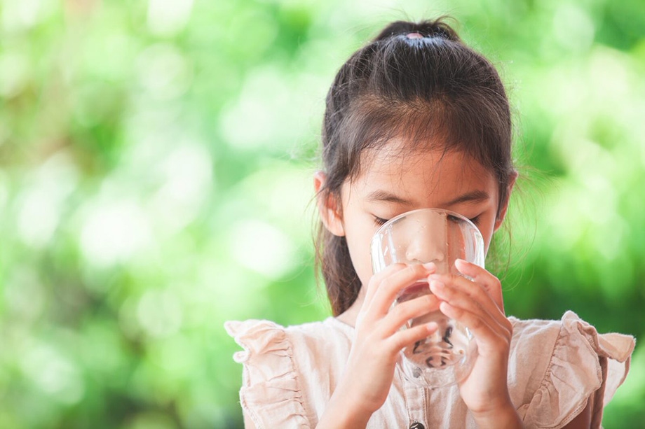 Ăn đủ chất xơ, uống đủ nước và bổ sung lợi khuẩn là việc làm cần thiết đối với trẻ bị táo bón