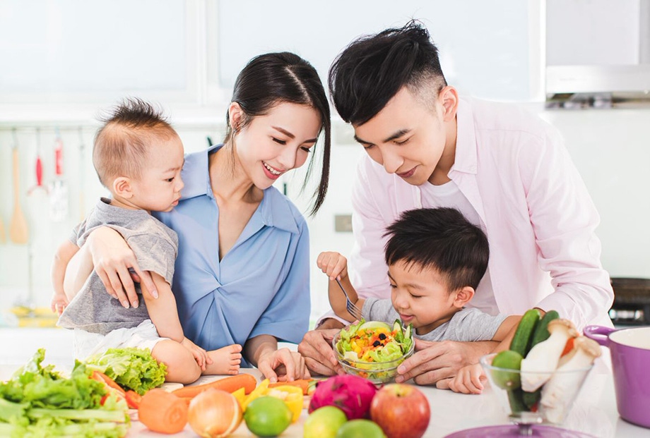 Bố mẹ nên giới thiệu những thực phẩm lành mạnh để rèn luyện thói quen ăn uống tốt cho trẻ