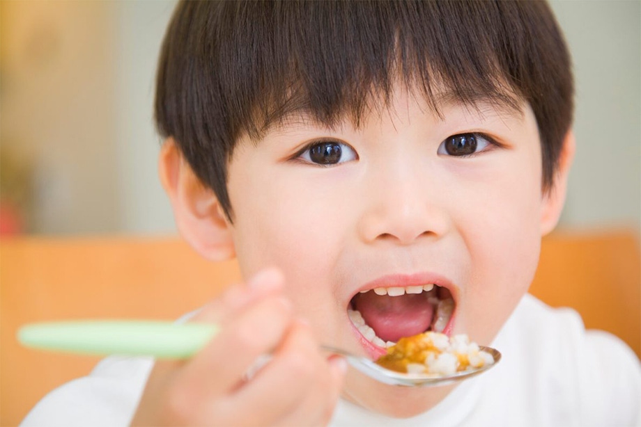 Mỗi giai đoạn phát triển, trẻ sẽ có khả năng hấp thu một lượng thức ăn nhất định