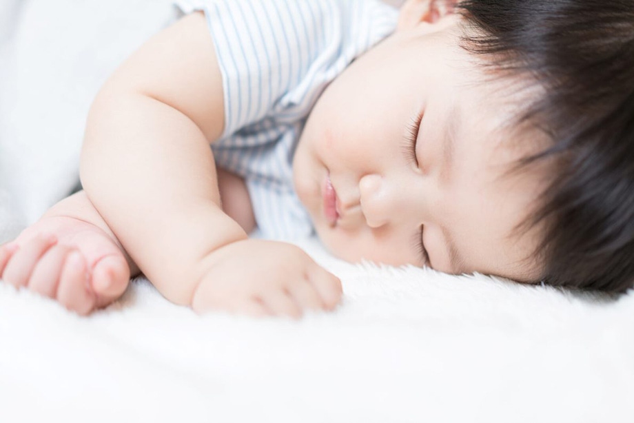 Ngủ đủ giấc và đúng giờ sẽ giúp trẻ phát triển toàn diện