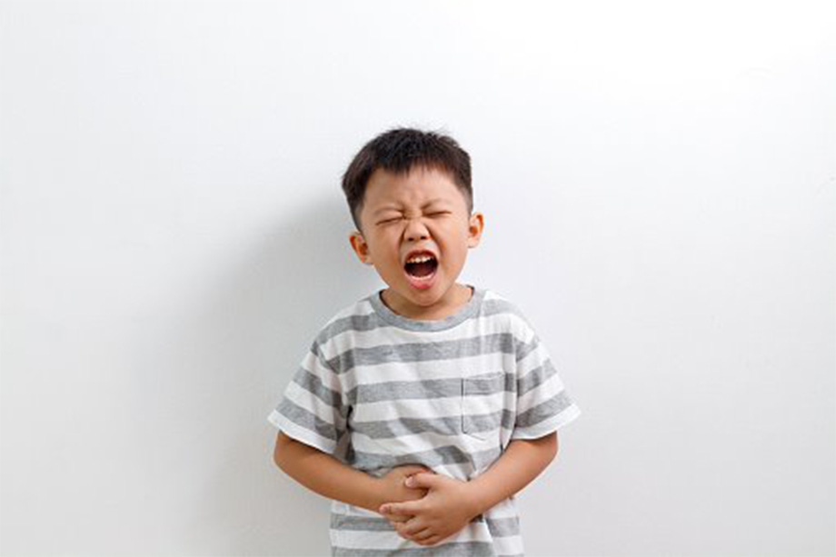 Trẻ nhỏ nếu ợ hơi có mùi hôi là dấu hiệu sức khỏe đường ruột và hệ tiêu hóa có vấn đề