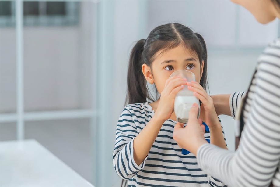 Uống sữa có HMO giúp phát triển hệ miễn dịch của trẻ khỏe mạnh khỏi tác nhân gây bệnh