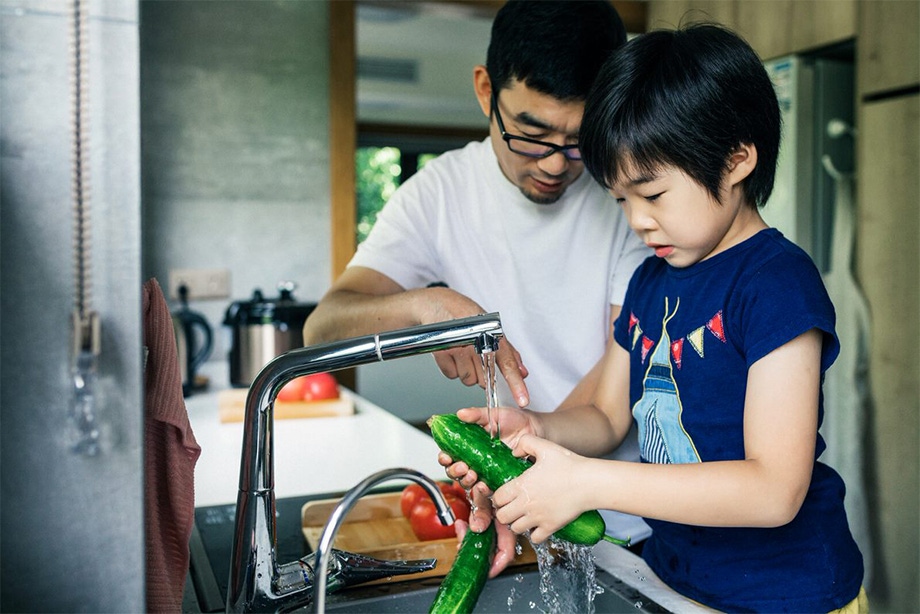 Nếu trẻ có thể làm được thì bố mẹ đừng làm hộ để tập tính tự lập cho trẻ