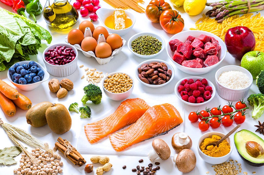 Ưu tiên nhóm rau xanh, trái cây, thực phẩm giàu sắt và axit không no nhằm bổ sung đủ vitamin, chất khoáng và nâng cao chất lượng nguồn sữa mẹ