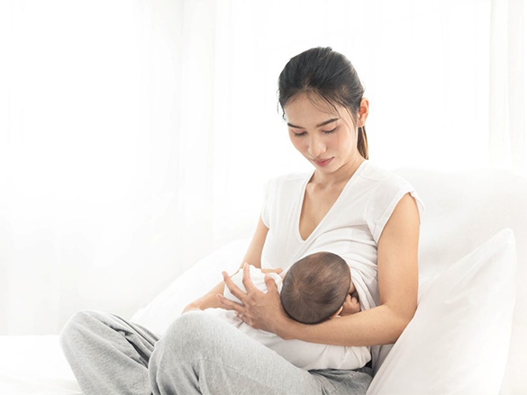 Duy trì nuôi con bằng sữa mẹ càng lâu càng tốt và ít nhất trong 6 tháng đầu đời