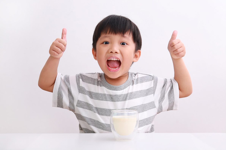 Cho trẻ uống sữa trước khi ngủ sẽ giúp trẻ ngủ ngon hơn