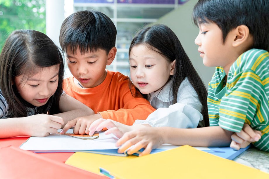 Giao tiếp cùng bạn bè đồng trang lứa là cách rèn luyện trí tuệ cảm xúc cho con hiệu quả