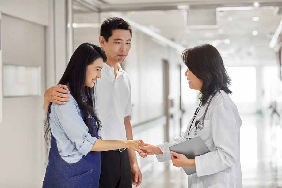 Trao đổi với bác sĩ rằng bạn muốn cho con bú sữa mẹ ngay khi bé vừa chào đời