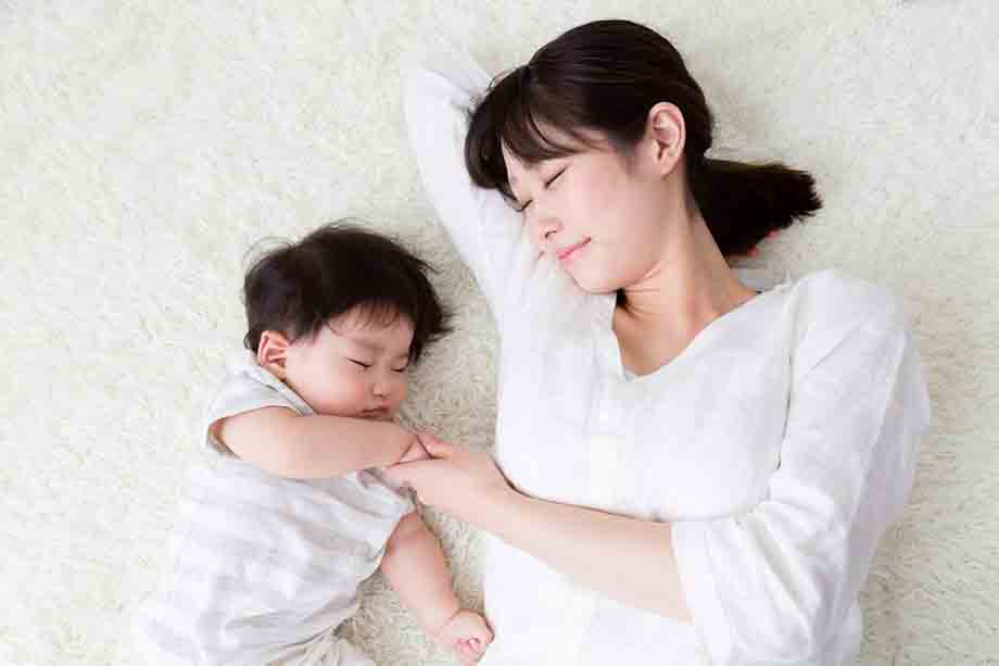 Mẹ có thể ôm ấp, trò chuyện và hát cho con nghe trước khi ngủ để con có giấc ngủ nhanh và sâu hơn