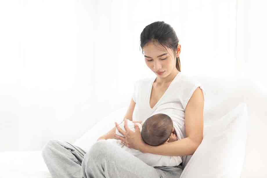 Đừng nên ngừng việc nuôi con bằng sữa mẹ sớm