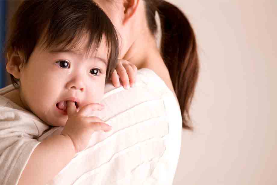Mút tay hoặc liếm môi có thể là biểu hiện trẻ sơ sinh đang đói bụng