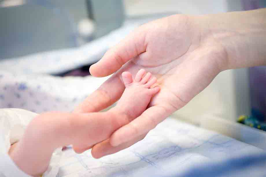Tiếp xúc da kề da giữa bé và mẹ sau sinh mang lại nhiều lợi ích cho sự phát triển của trẻ sơ sinh