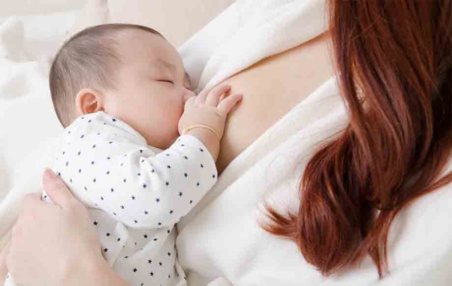 Cho con bú trong 1 giờ đầu tiên sau sinh giúp bé hấp thu nguồn sữa mẹ dinh dưỡng