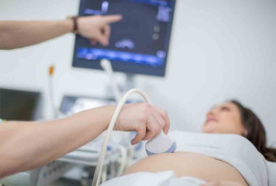 Kiểm tra sức khỏe bé và mẹ sau sinh rất quan trọng