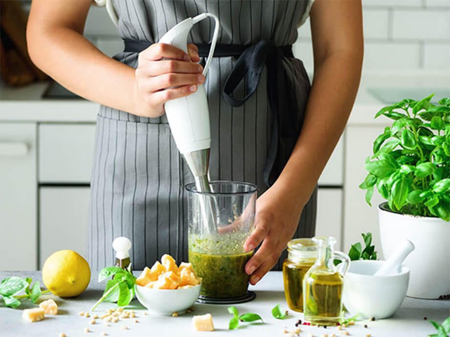 Không nên xay thức ăn quá kỹ khi nấu cháo cho bé ăn dặm