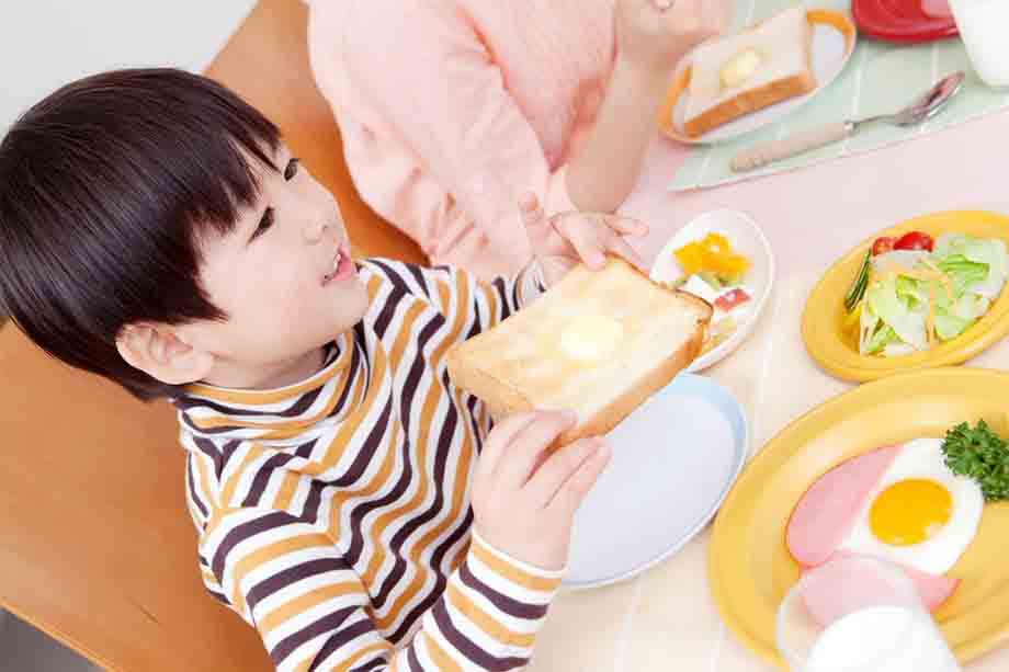 Bỏ bữa sáng sẽ khiến trẻ ăn nhiều hơn vào bữa trưa và tối