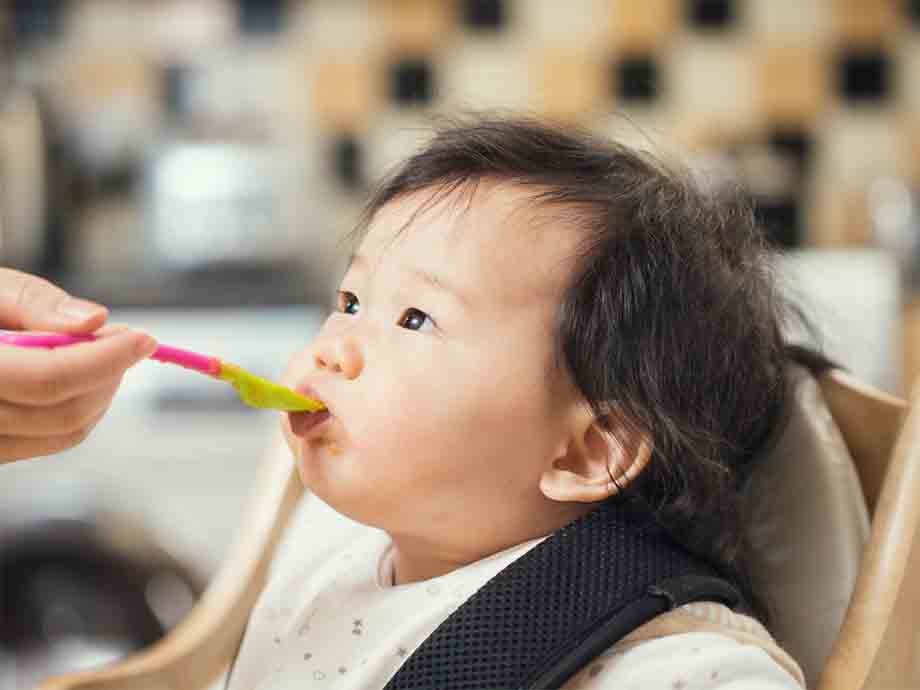 Nếu để lỡ bữa xế mẹ hãy cho bé ăn bữa tối sớm hơn một chút
