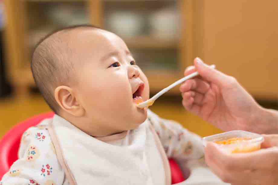 Mẹ nên chế biến các món ăn dặm cho bé vào bữa tối để giúp bé thư giãn và dễ ngủ hơn
