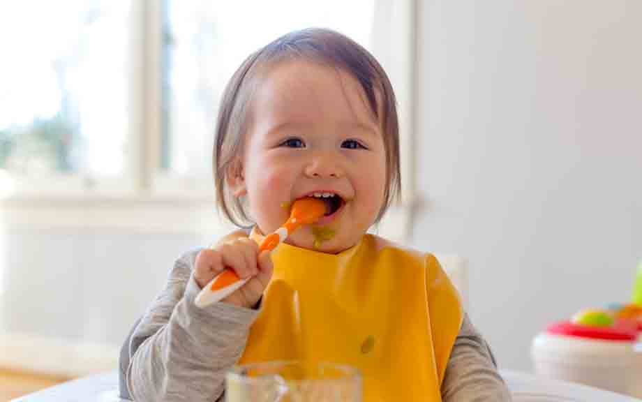Bơ nghiền là món thích hợp cho bé tập ăn dặm