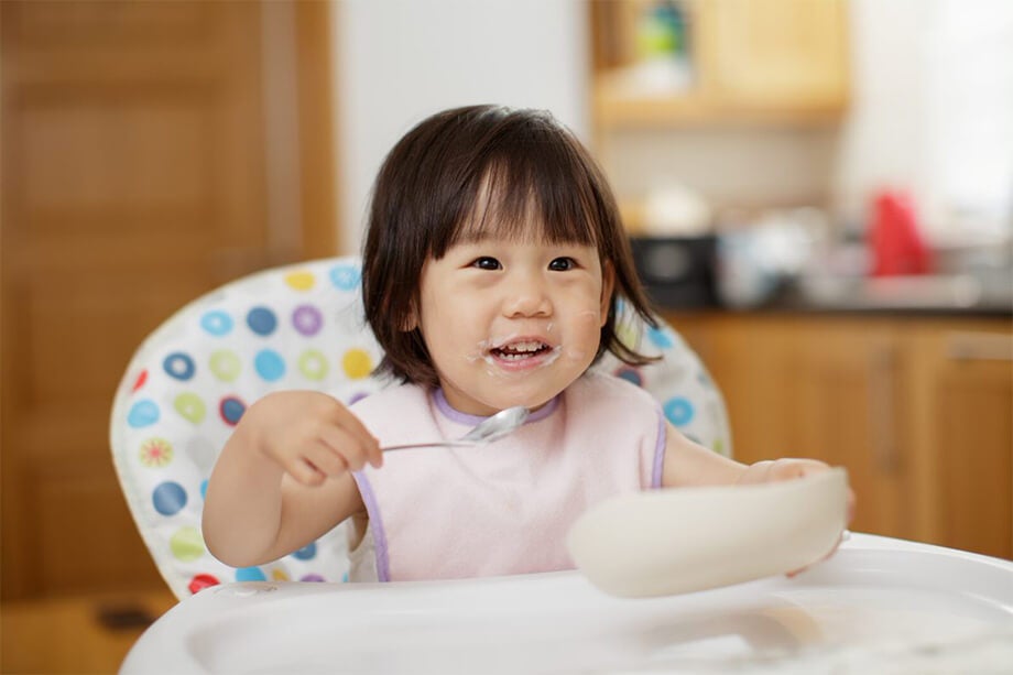 Cho bé ăn dặm đúng cách, đúng thời điểm để bé phát triển tốt nhất