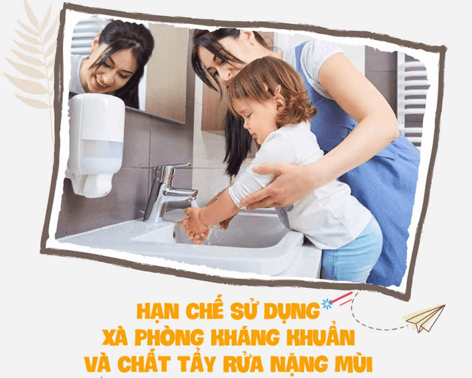 Rửa tay với nước sạch và chất tẩy rửa nhẹ nhàng để cân bằng hệ sinh thái trên da bé