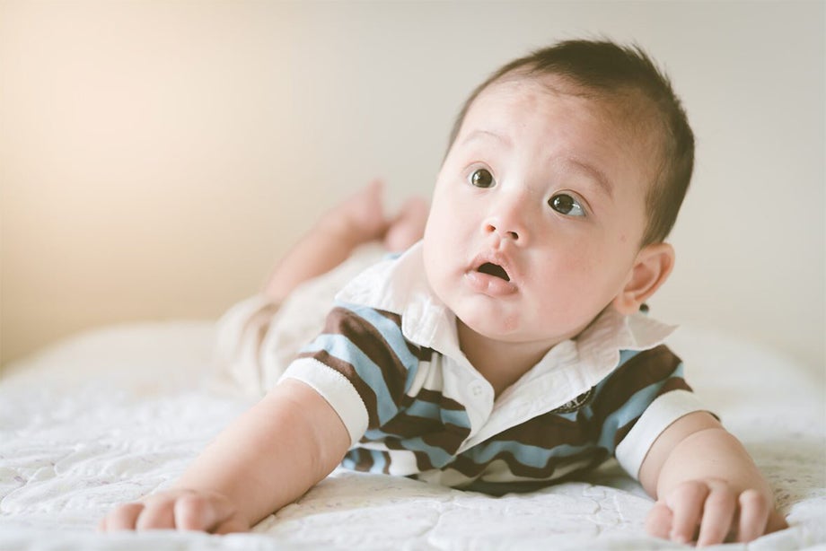 Mẹ hãy chọn giường đạt tiêu chuẩn an toàn để đảm bảo việc chơi tại nhà cho bé