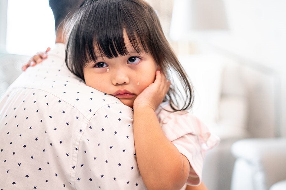 Mẹ hãy gọi bác sĩ để có thể được hướng dẫn sơ cứu cho bé khi gặp các tai nạn khi chơi tại nhà