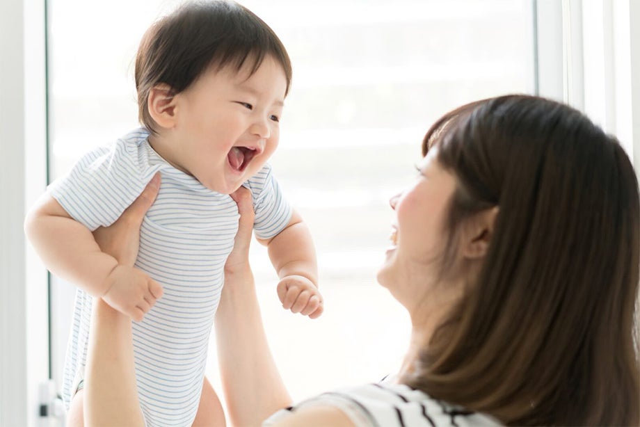Chăm sóc con đúng cách bằng phương pháp massage sẽ hỗ trợ tốt cho sự phát triển của trẻ sơ sinh