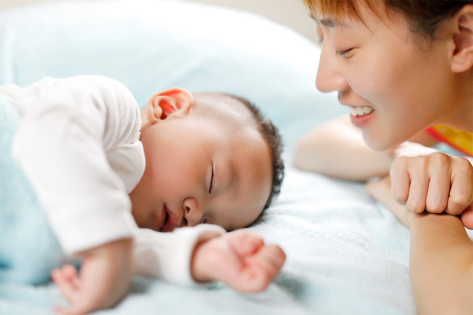 Cách cho bé ngủ ngon là mẹ đảm bảo không gian ngủ của con thật sự yên tĩnh để không làm ảnh hưởng đến giấc ngủ của trẻ