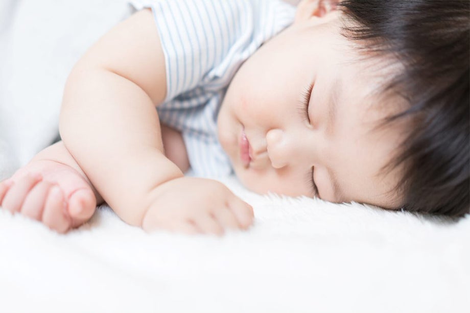 Mẹ để trẻ ngủ riêng để bé có không gian ngủ của mình, việc này đảm bảo chất lượng giấc ngủ của bé hơn