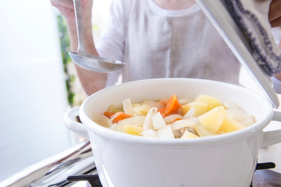 Không sử dụng nước hầm xương để nấu vì không chứa nhiều canxi