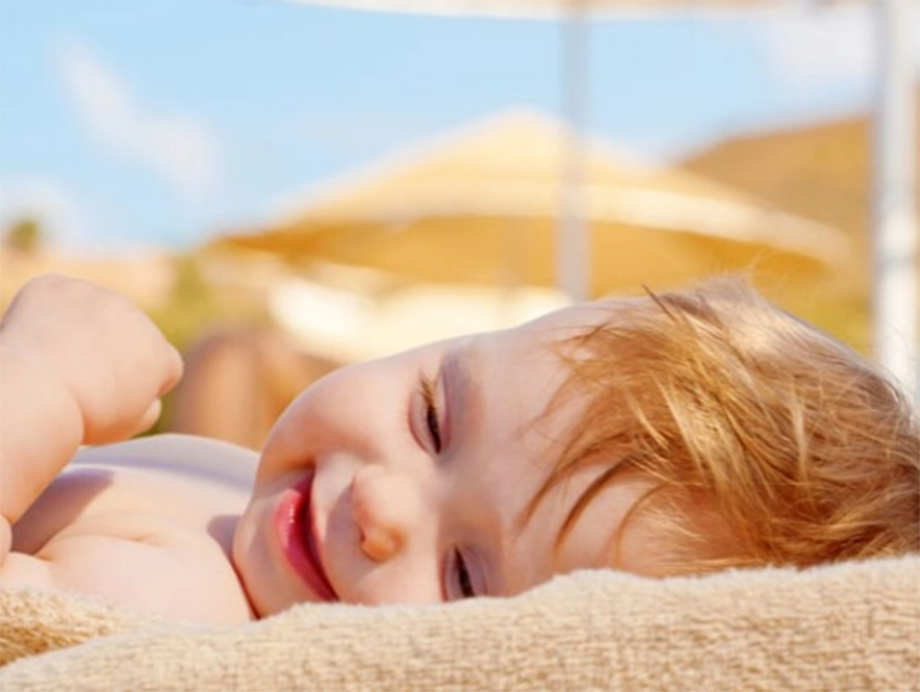 Tư thế tắm nắng đúng bổ sung vitamin D cho trẻ sơ sinh