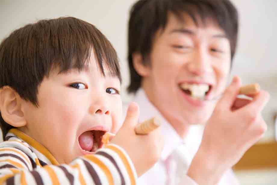 Chế độ dinh dưỡng cân đối và hợp lý là cách tăng cường sức đề kháng tự nhiên cho trẻ