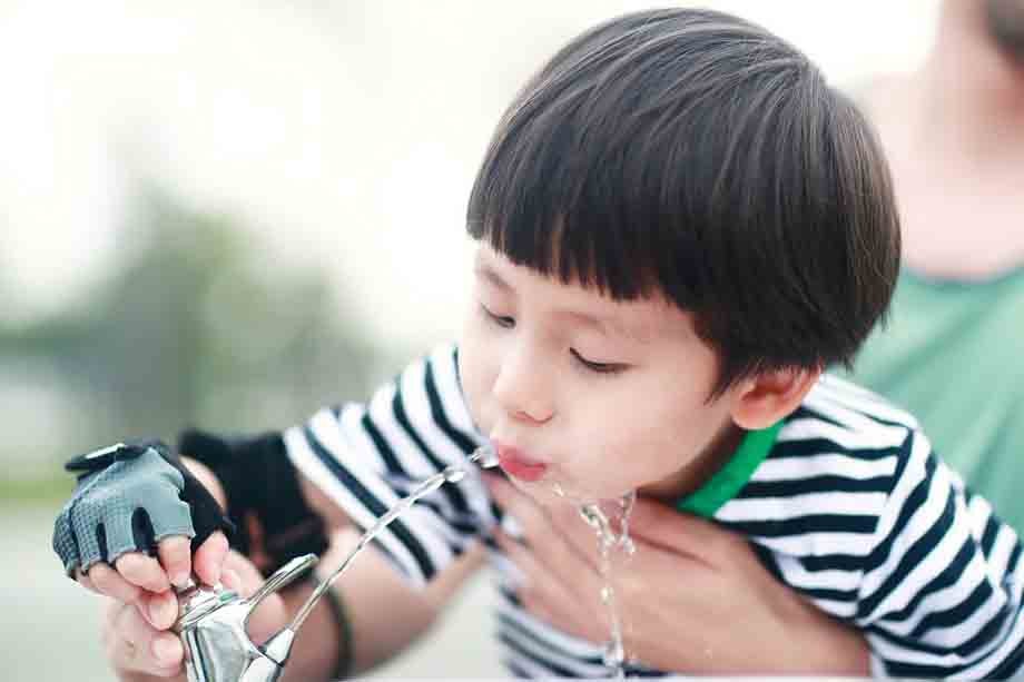 Mẹ nên giữ gìn vệ sinh cho trẻ sạch sẽ để ngăn ngừa các nguy cơ nhiễm khuẩn