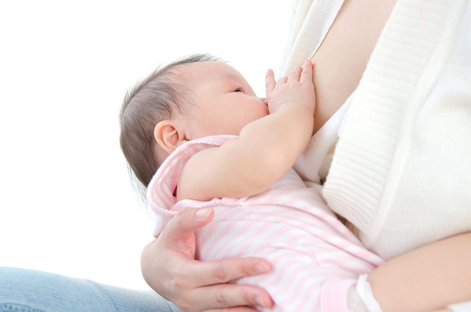 Mẹ nên cho bé bú sữa mẹ để bổ sung vitamin K cho đến khi ăn dăm