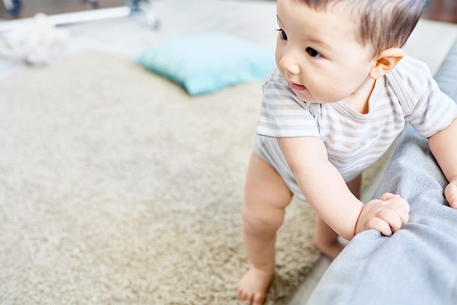 Đi chân trần giúp trẻ dễ tập đứng và tập đi dễ dàng hơn cũng như là bí quyết nuôi con khỏe mạnh
