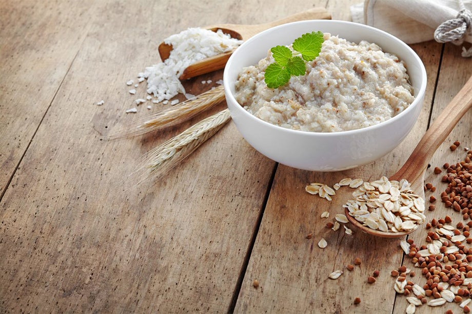 Nên cho bé ăn ngũ cốc nguyên cám và các loại rau củ, trái cây tươi được xắt nhỏ hoặc nghiền