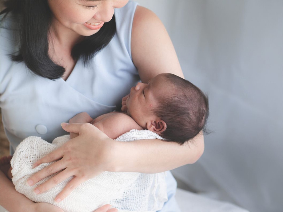 Hãy làm quen với việc bé liên tục đòi bú trong những tuần đầu mẹ nuôi con bằng sữa mẹ