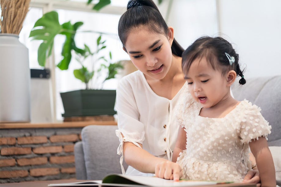 Mẹ giúp bé phát triển kỹ năng diễn đạt bằng cách gia tăng vốn từ vựng của be qua việc đọc sách